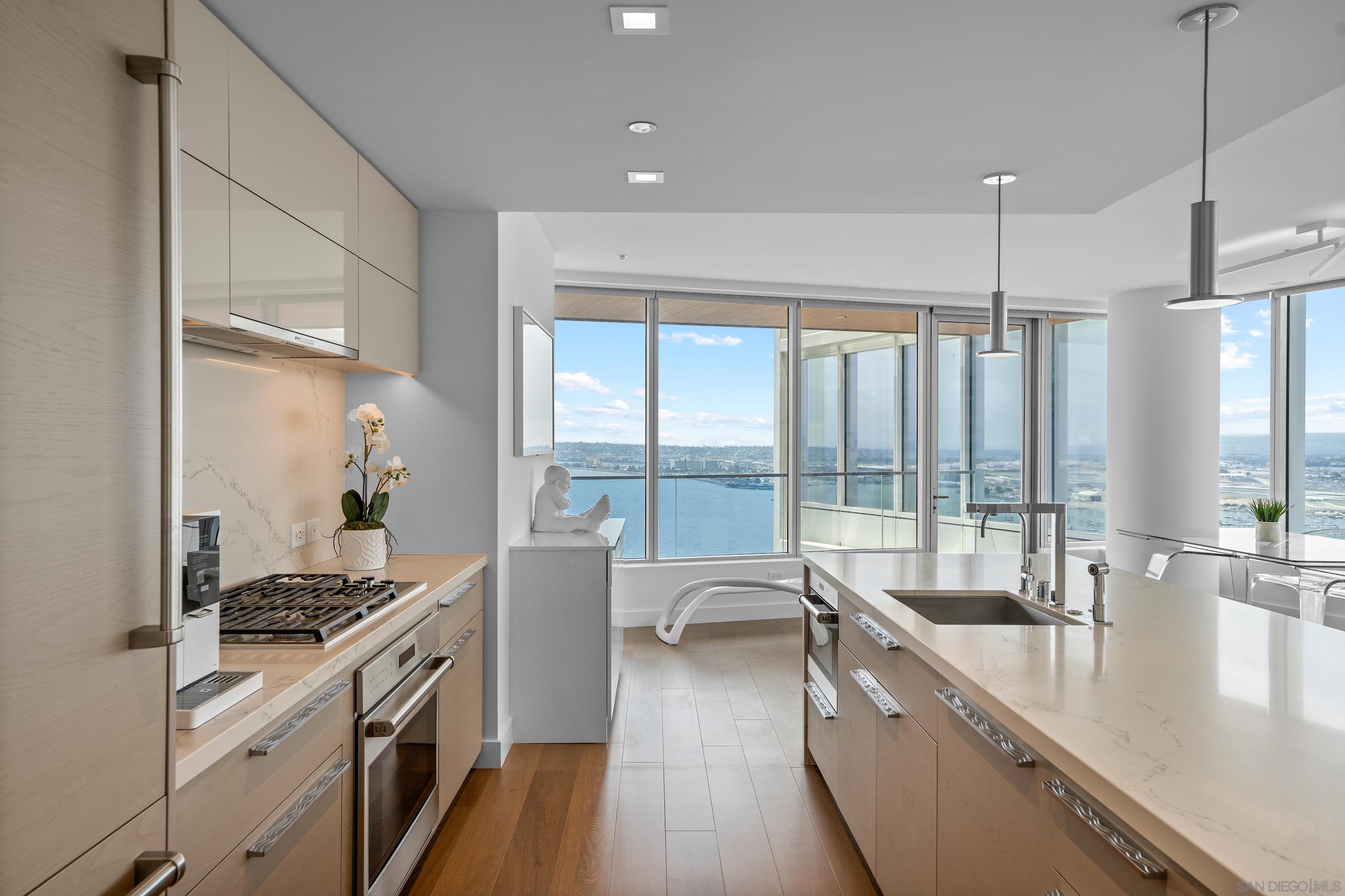 Detail Gallery Image 5 of 64 For 888 W E Street  3301, San Diego,  CA 92101 - 4 Beds | 3 Baths