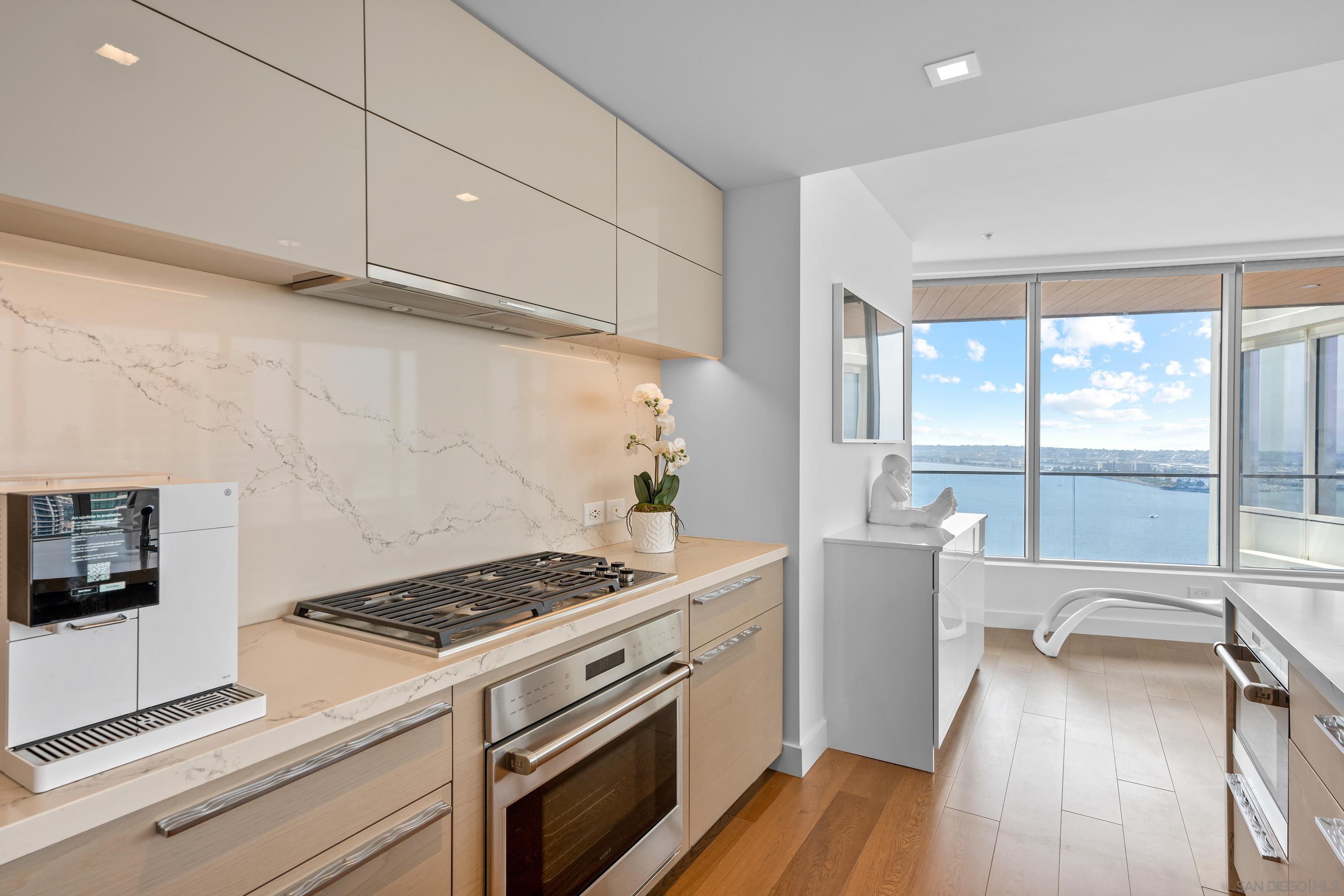 Detail Gallery Image 6 of 64 For 888 W E Street  3301, San Diego,  CA 92101 - 4 Beds | 3 Baths