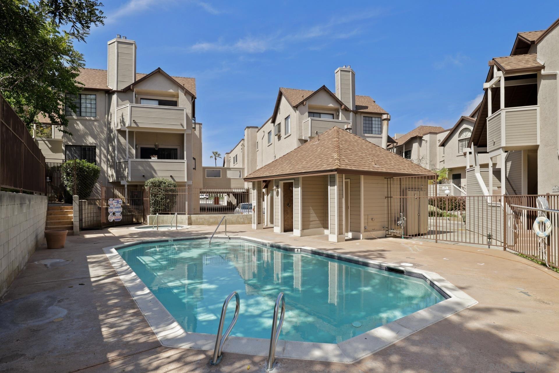 Detail Gallery Image 4 of 24 For 9260  Towne Centre Dr  #17,  San Diego,  CA 92121 - 2 Beds | 2/1 Baths