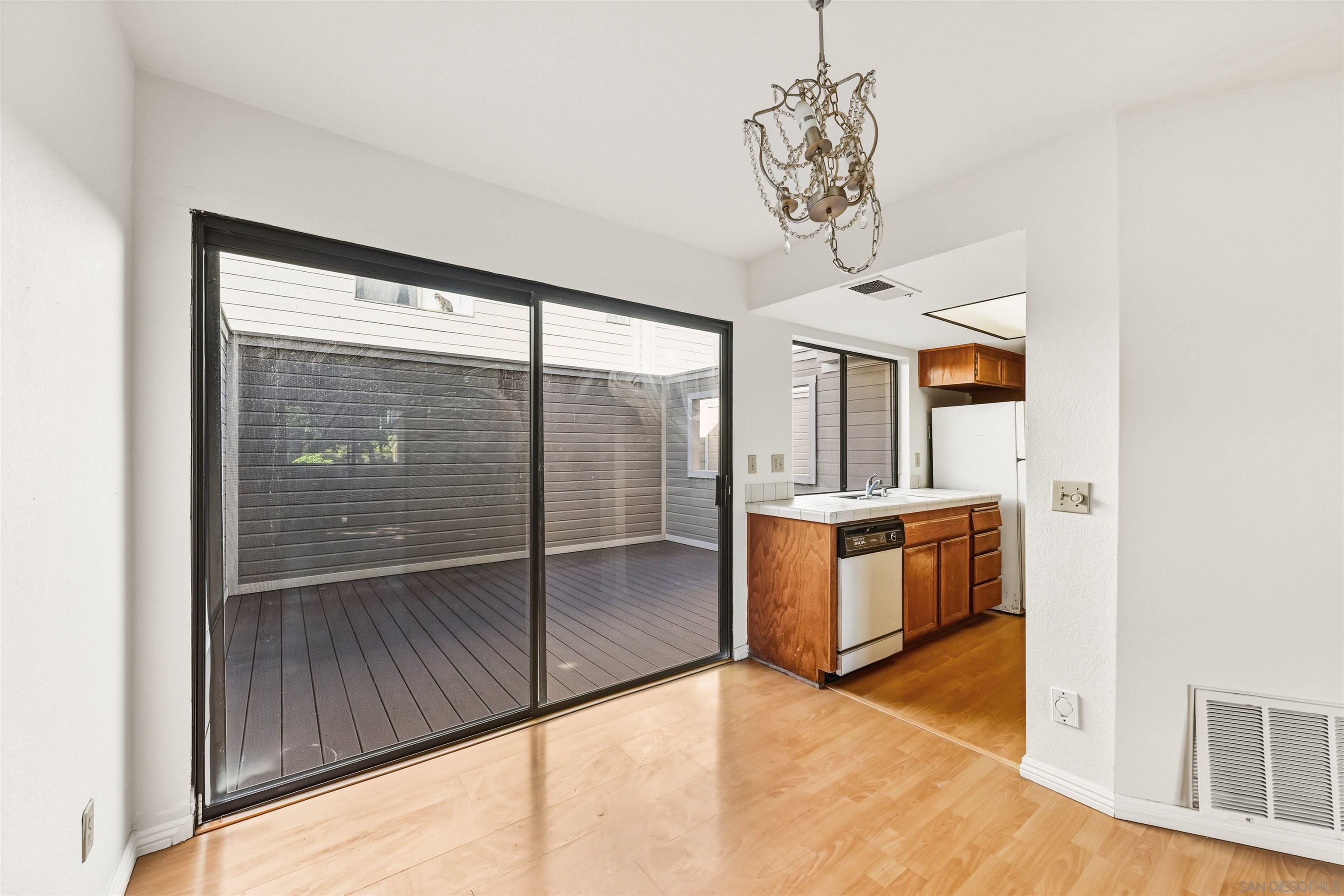 Detail Gallery Image 10 of 24 For 9260  Towne Centre Dr  #17,  San Diego,  CA 92121 - 2 Beds | 2/1 Baths