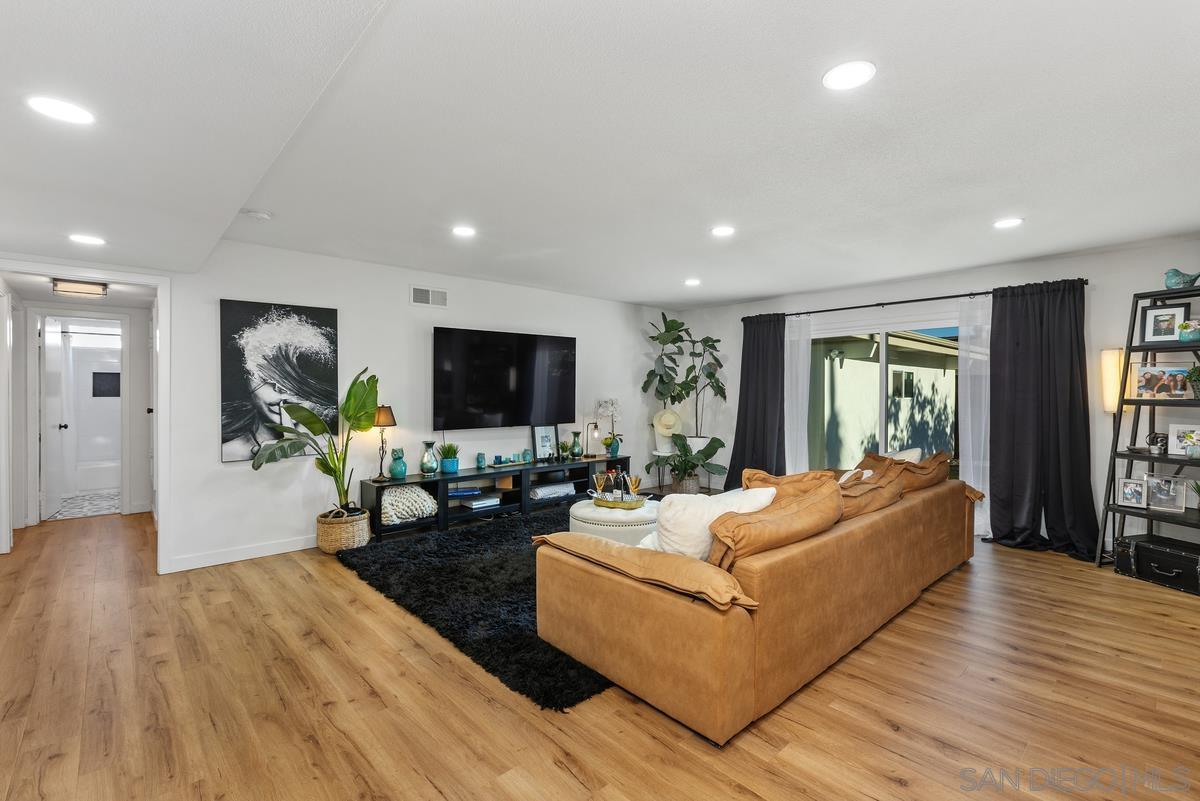 Detail Gallery Image 11 of 42 For 1811  Iris Way, Escondido,  CA 92027 - 4 Beds | 2 Baths