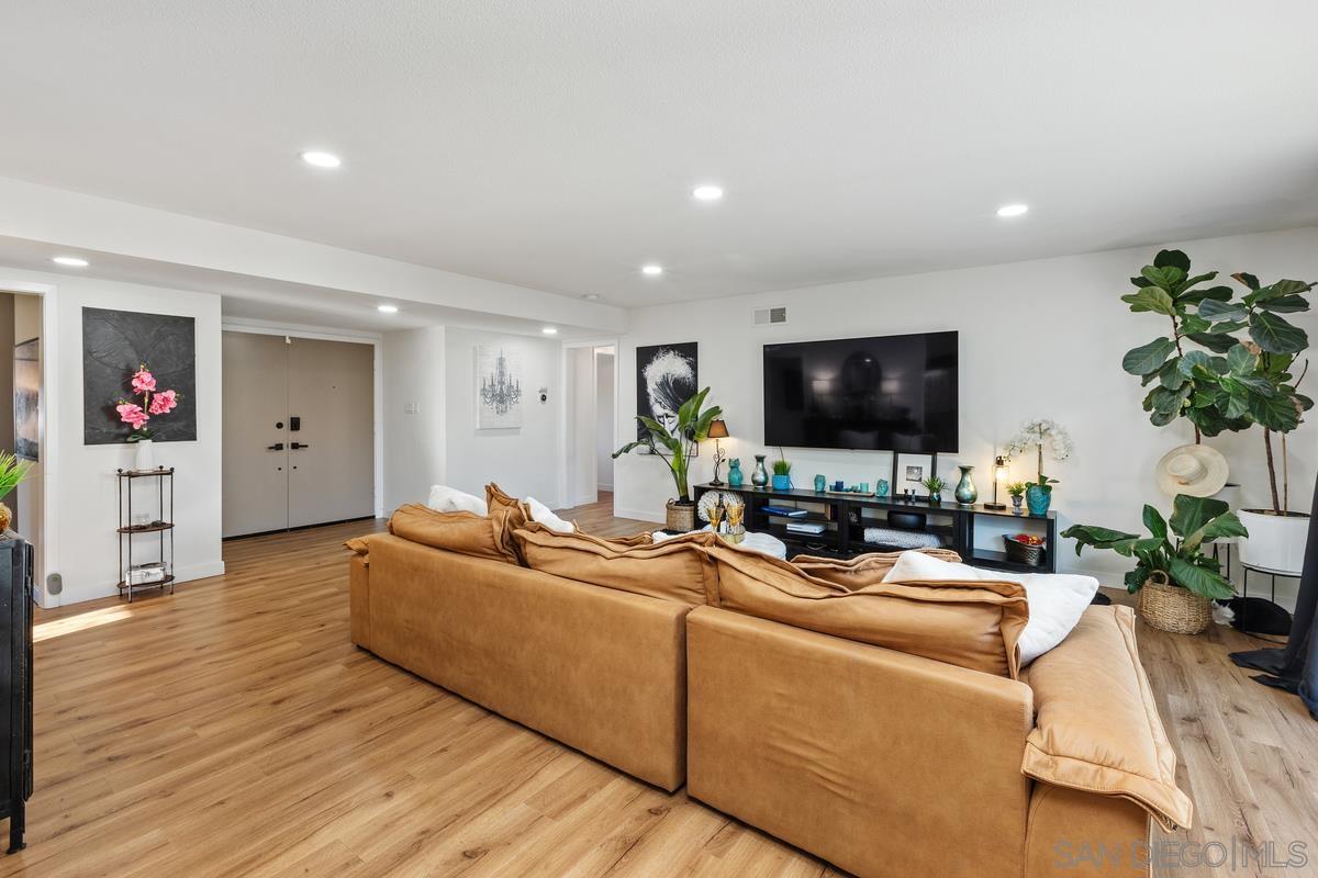 Detail Gallery Image 10 of 42 For 1811  Iris Way, Escondido,  CA 92027 - 4 Beds | 2 Baths