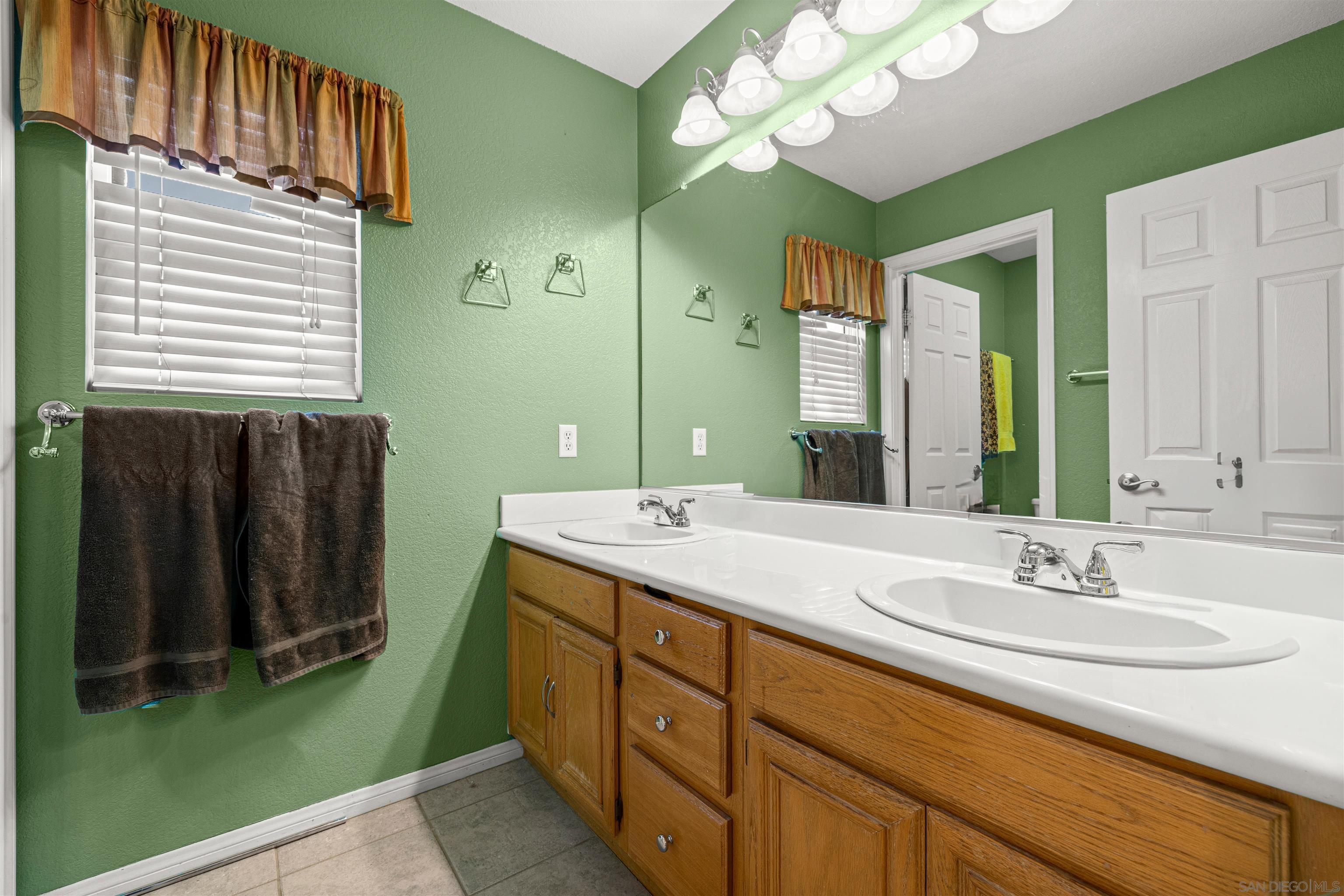 Detail Gallery Image 27 of 46 For 5713  Canoe Dr, Corona,  CA 92880 - 5 Beds | 3 Baths