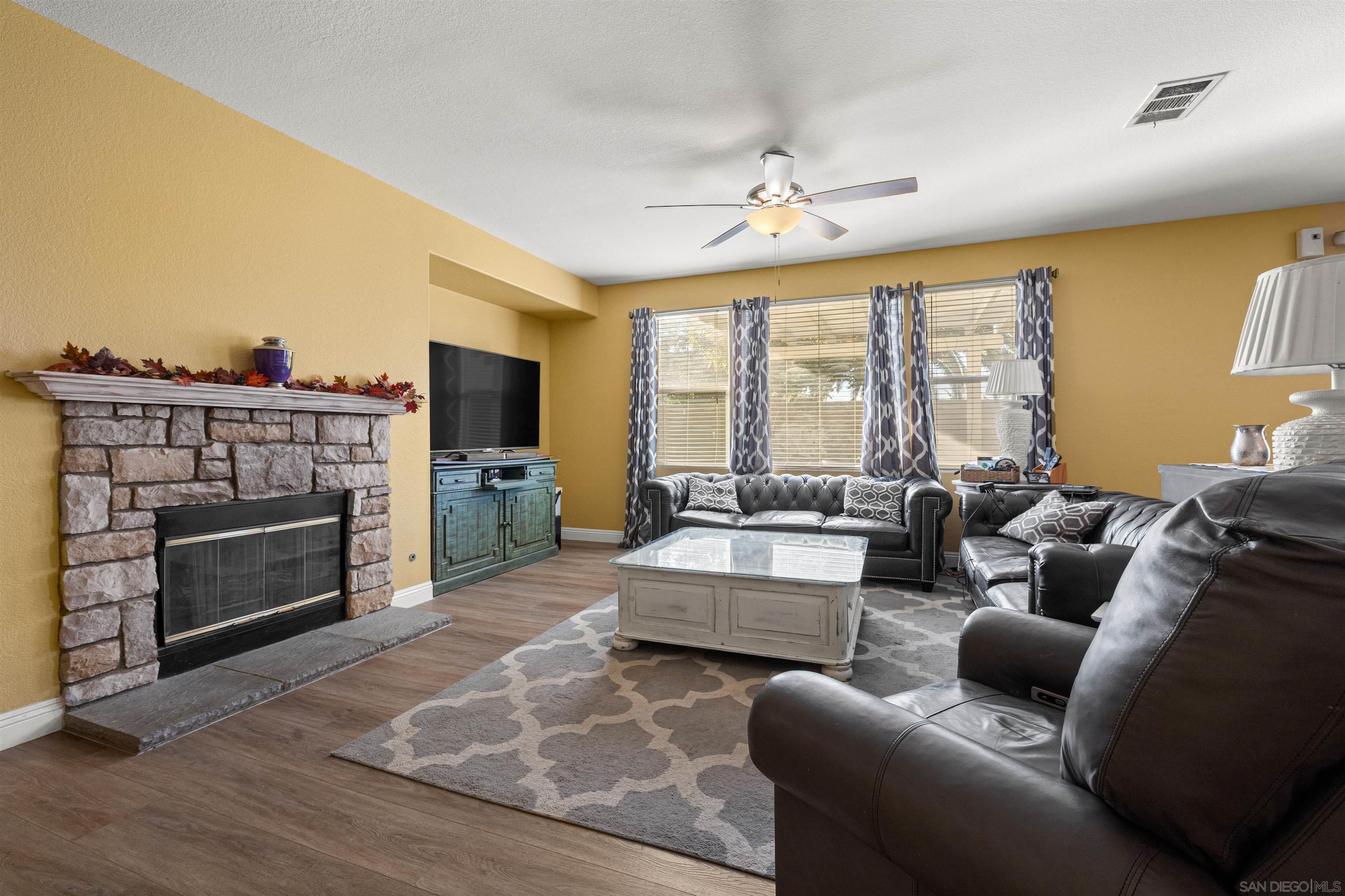 Detail Gallery Image 4 of 46 For 5713  Canoe Dr, Corona,  CA 92880 - 5 Beds | 3 Baths